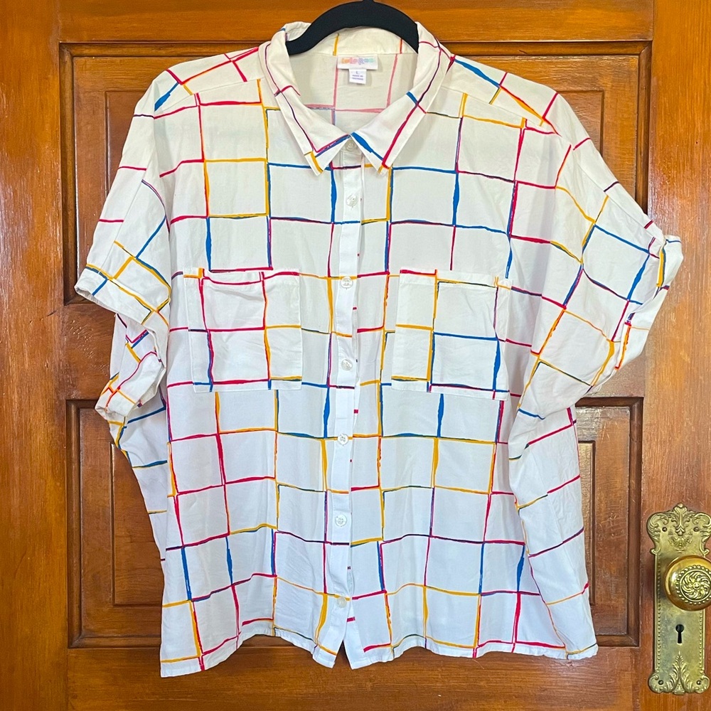 Cute! Vintage feel boxy button up camp shirt!